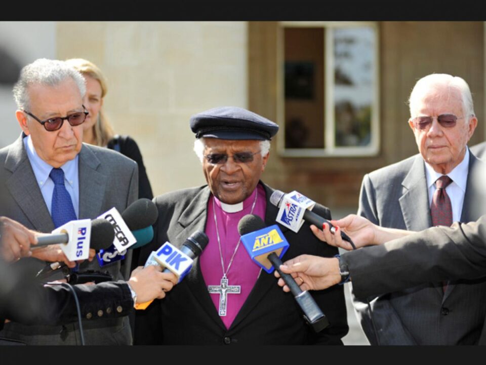 2008_10_cyprus_pressconf_exterior_desmond-tutu_speaking_elders-david-hands-the-elders_620x465_...jpg