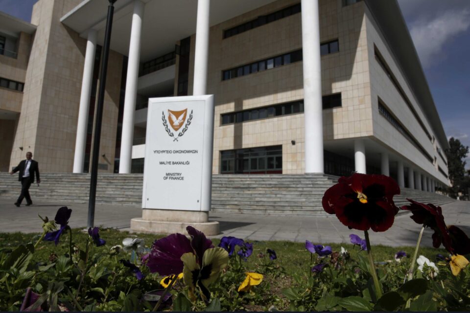 2013-02-21T134626Z_1900620547_GM1E92L1OEJ01_RTRMADP_3_EUROZONE-CYPRUS-ESM-960x640.jpg