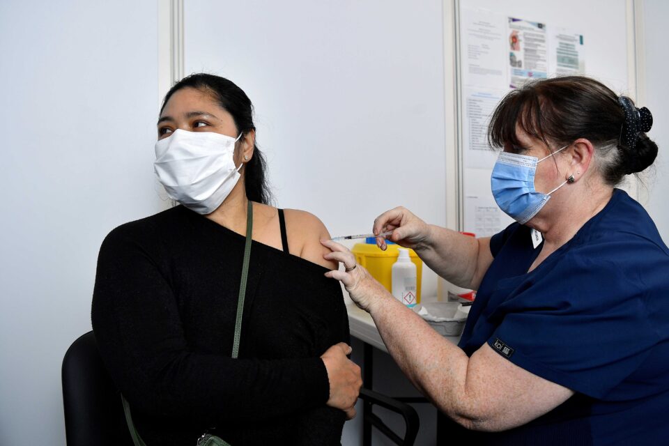 2021-11-28T125956Z_1387285969_RC2M3R9T4VCS_RTRMADP_3_HEALTH-CORONAVIRUS-VARIANT-IRELAND-960x640.jpg