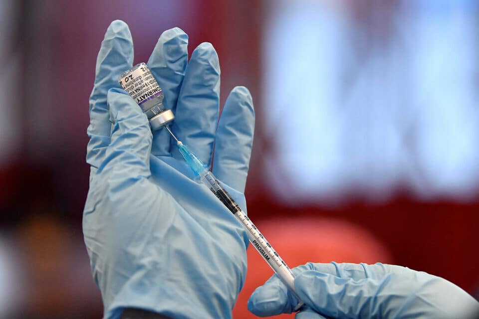 2022-12-26T113017Z_515553931_RC2R7R93QHKZ_RTRMADP_3_HEALTH-CORONAVIRUS-BRITAIN-DATA-960x640.jpg