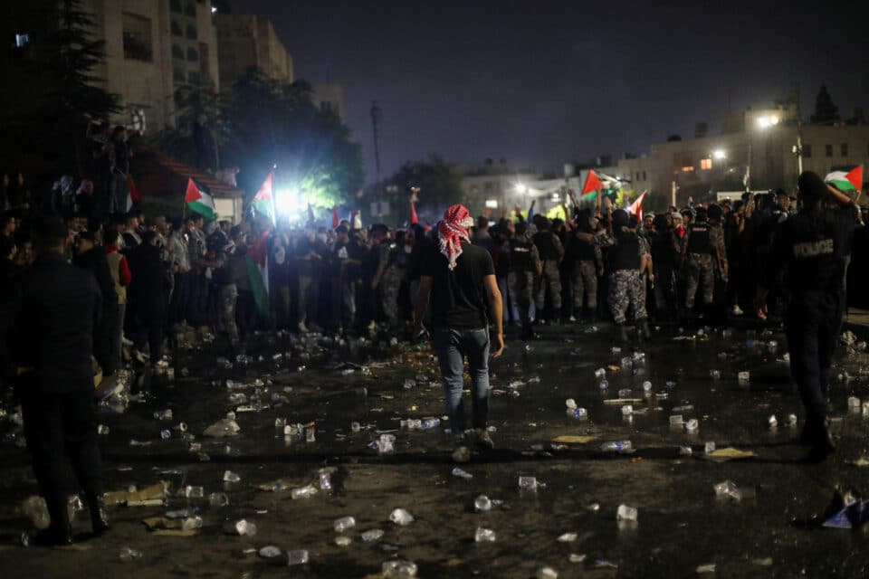 2023-10-18T171655Z_326581889_RC25V3ASERYZ_RTRMADP_3_ISRAEL-PALESTINIANS-PROTEST-JORDAN-960x640.jpg