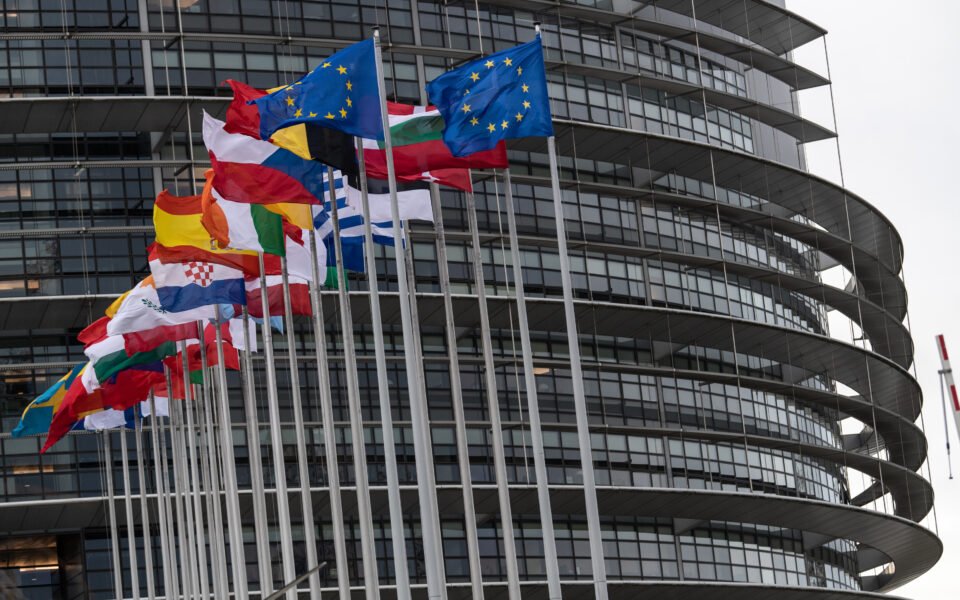 comment-les-As-a-member-of-the-EU-a-weak-confederation-with-its-consensus-decision-making-proc...jpg