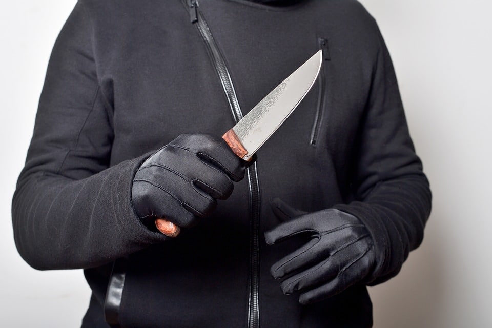 Criminal-with-knife.jpg