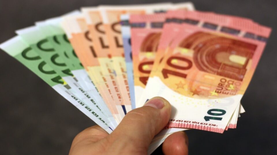 euro-cash-money-note-banking-banks-960x539.jpg