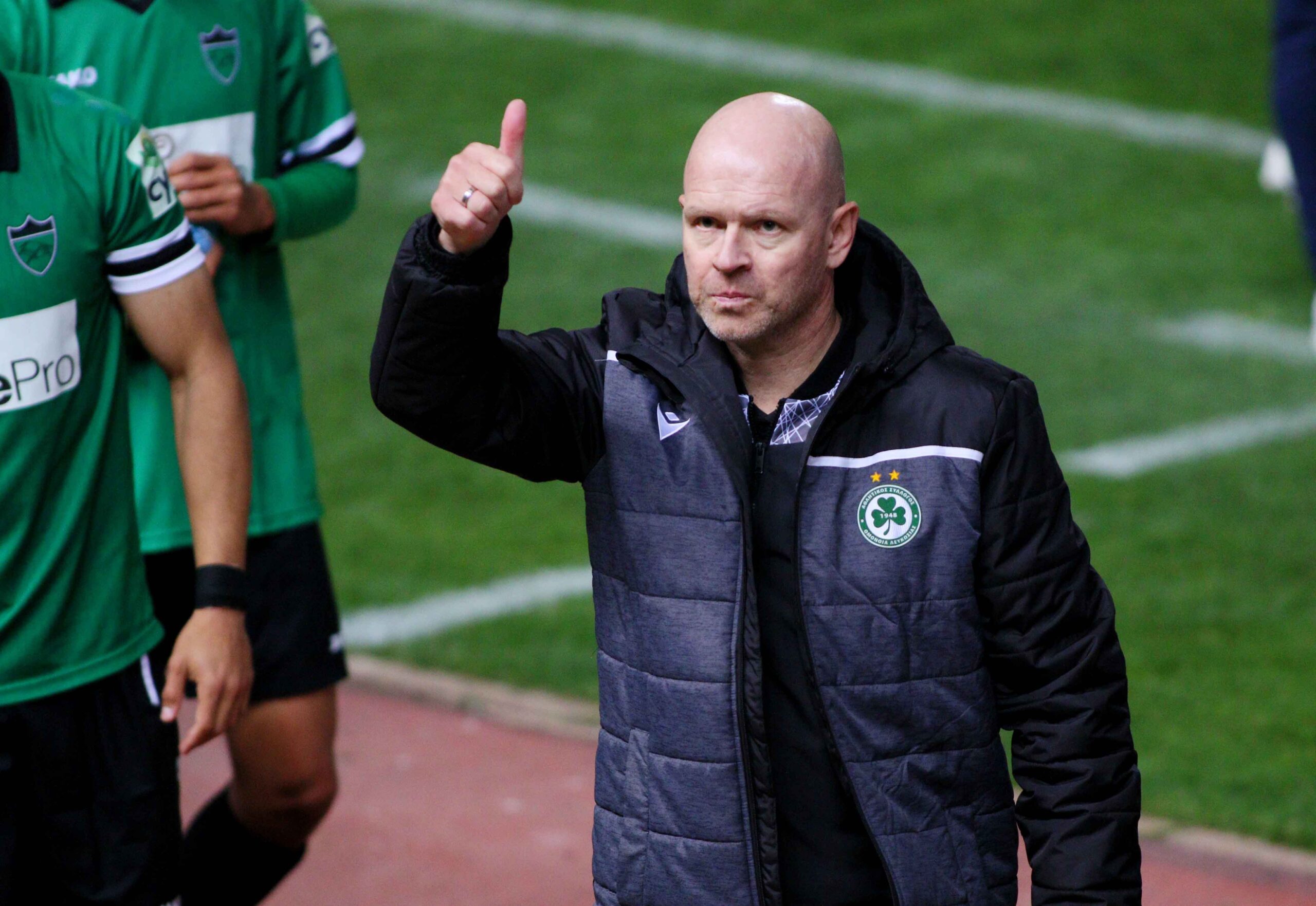 Henning-Berg-Omonia-thumbs-up-Savvides-Press-Sports-Photographers-scaled.jpg