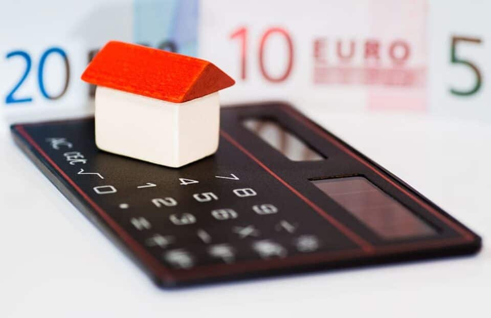 house-loan-lending-borrowing-banks-bank-banking-euro-cash-2-960x621.jpg