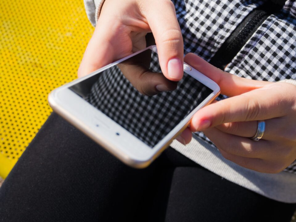 iphone-smartphone-mobile-writing-hand-people-849361-pxhere.com_-960x720.jpg