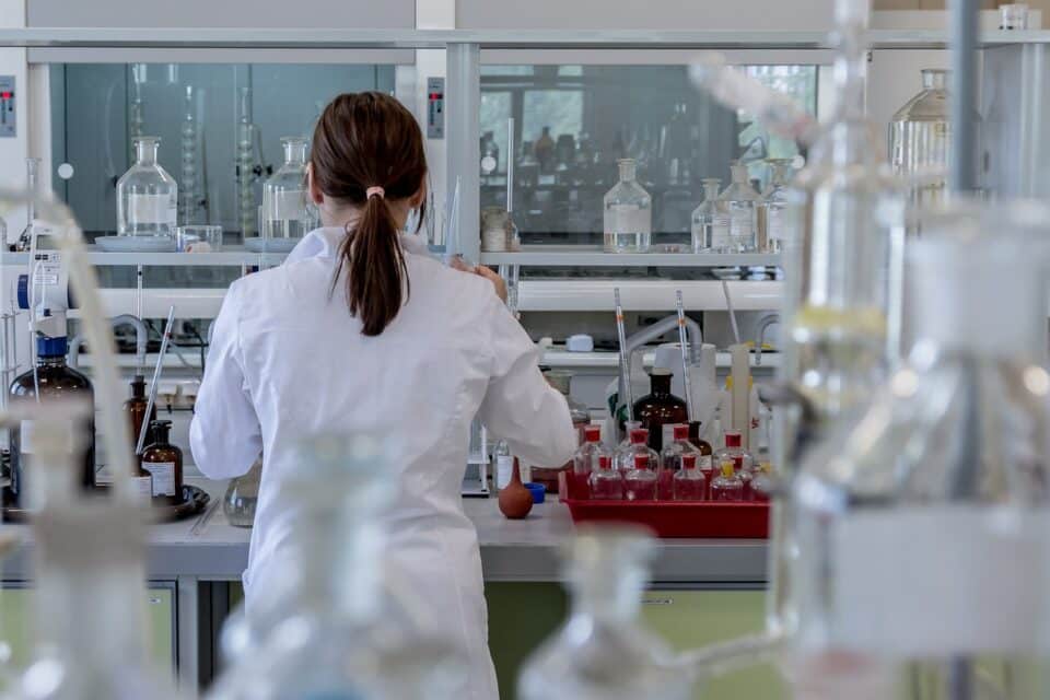 laboratory-2815641_1280-960x640.jpg