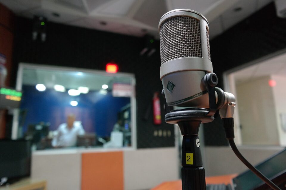 microphone-1562354_1280-960x640.jpg