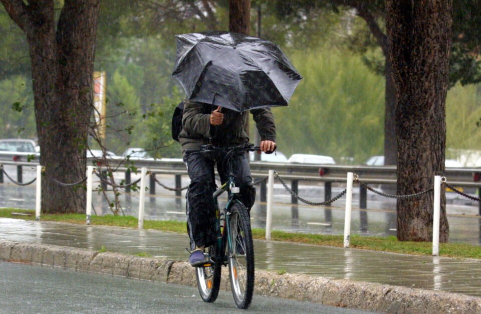 rain-on-bike-umbrella-960x626.jpg