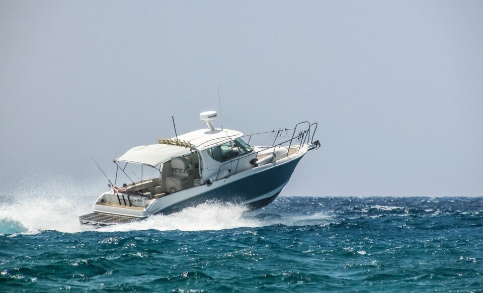 speed-boat-1584136_1280-960x583.jpg