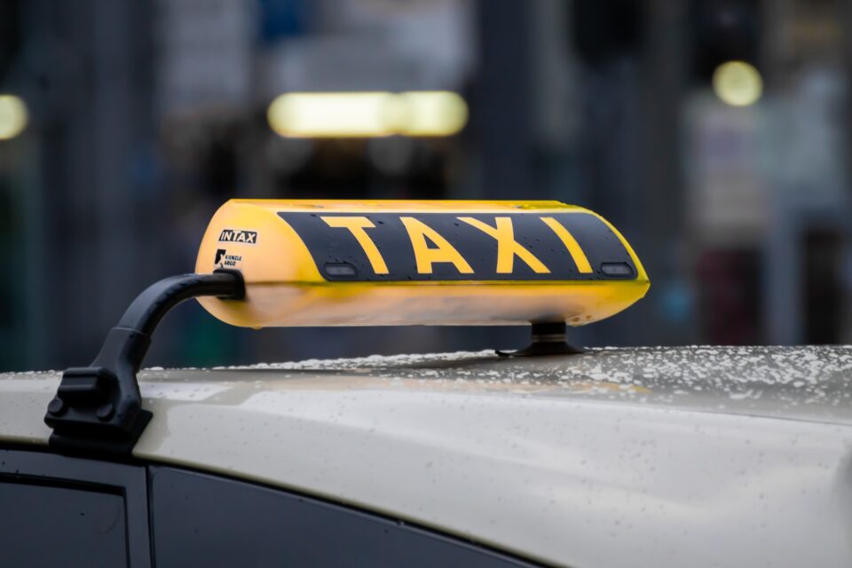 taxi-4720993_1920-960x640.jpg