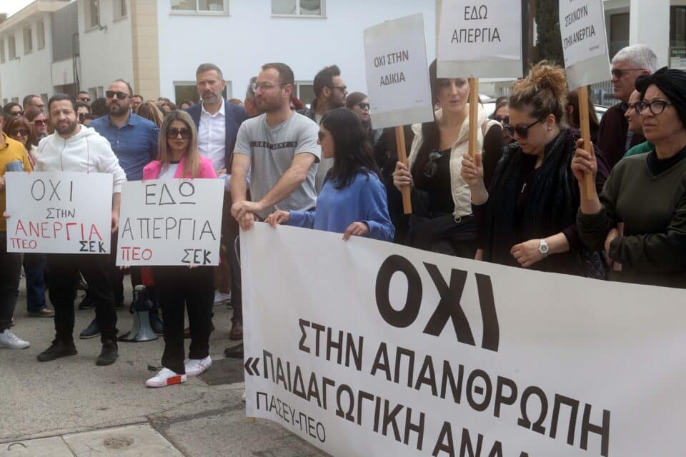 Teachers-strike-Pasey-Peo-Oekdy-Christos-photo-5-960x640.jpg