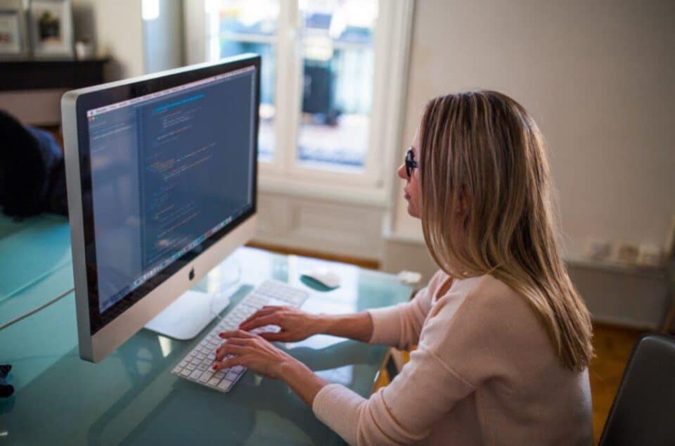 tech-worker-woman-in-tech-remote-work-cyprus-mail-1024x676-1-960x634.jpg