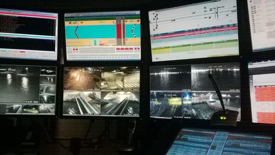 Teleconduite_et_surveillance_du_pont_roulant_et_de_lecluse_de_Port_St_Louis_depuis_le_CGN-960x...jpg