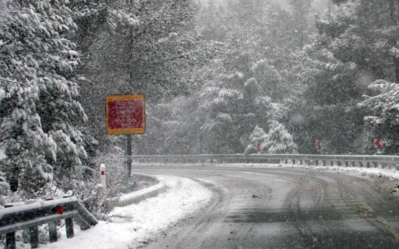 troodos-sta-10-ekat-to-chioni-deite-poioi-dromoi-einai-kleistoi.jpg