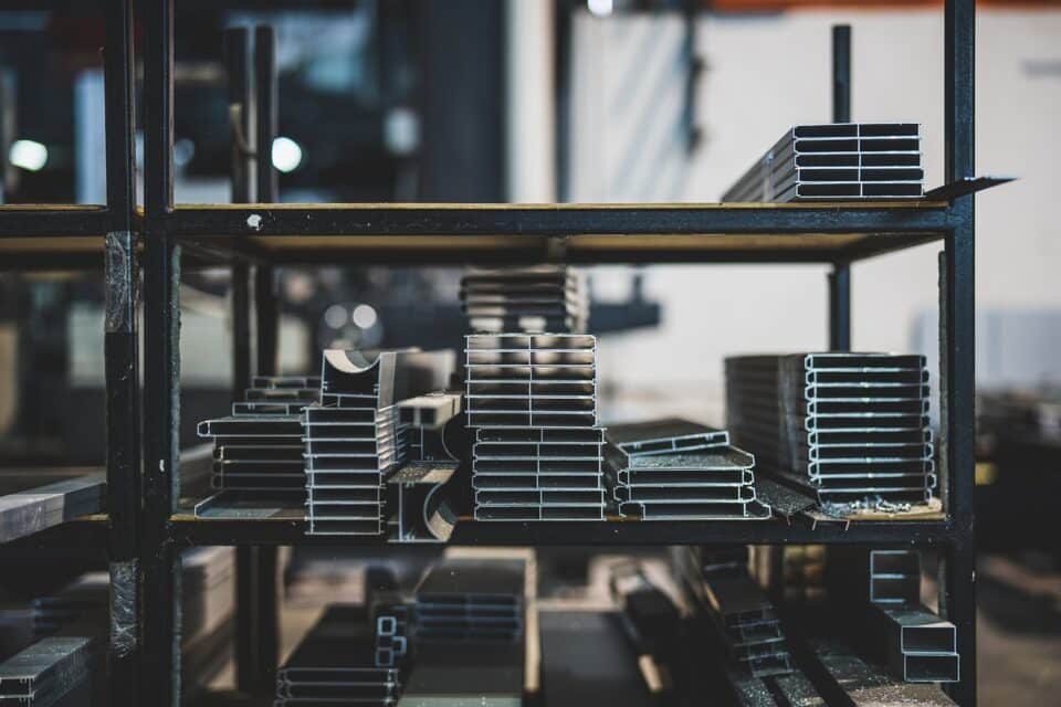 warehouse-5635000_1280-960x640.jpg