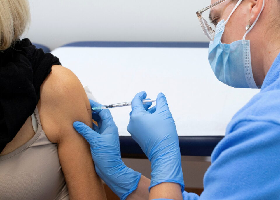 2021-11-21T132749Z_2061216113_RC2EWQ95CX6Y_RTRMADP_3_HEALTH-CORONAVIRUS-BOOSTERS-960x685.jpg