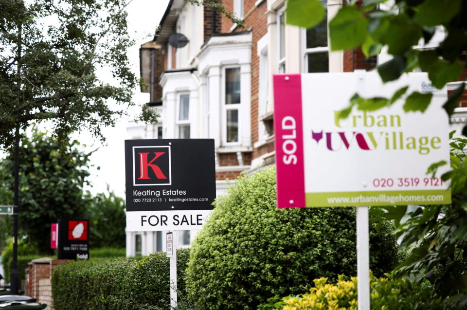 2022-03-07T085306Z_2120094072_RC2KXS9FFEKS_RTRMADP_3_BRITAIN-ECONOMY-HOUSEPRICES-960x637.jpg