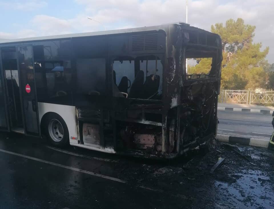 bus-catches-on-fire-960x731.jpg
