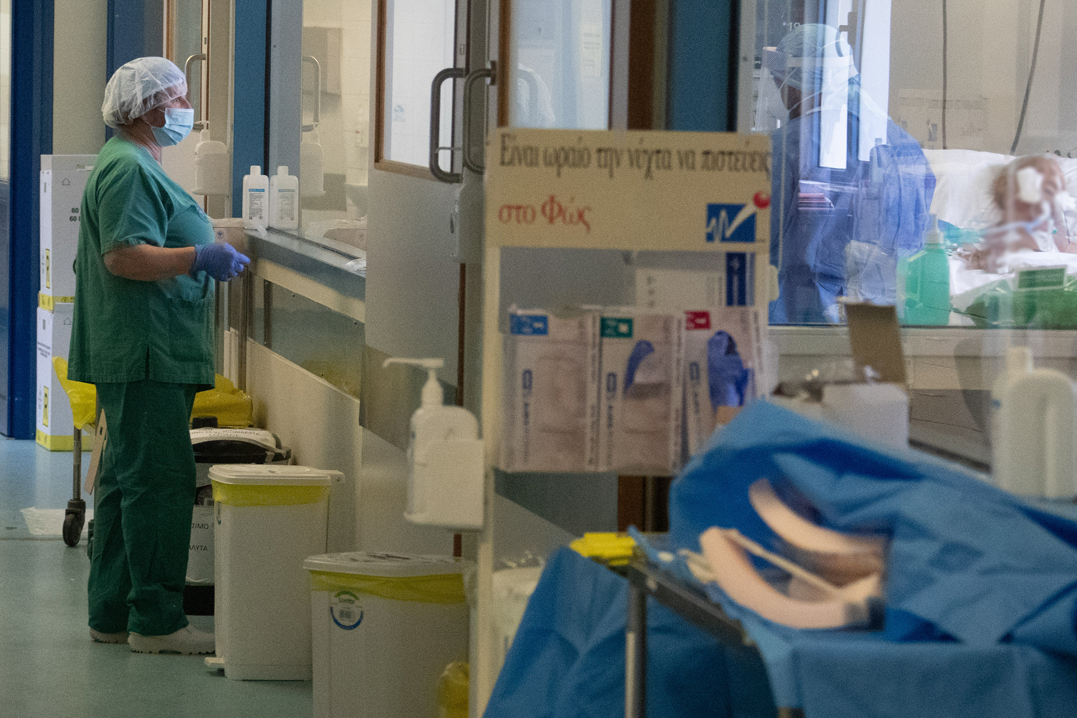 Cyprus-covid-nurse-hospital2.jpg
