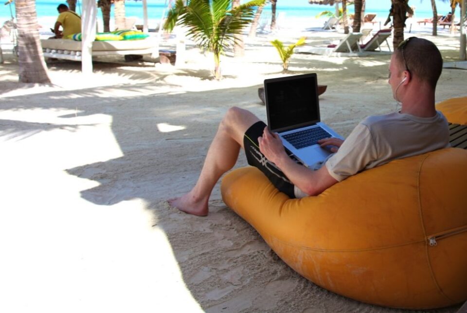 digital-nomad-remote-worker-960x644.jpg