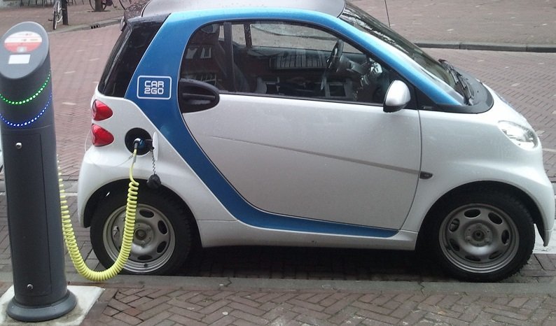 Electric_car_charging_Amsterdam.jpg