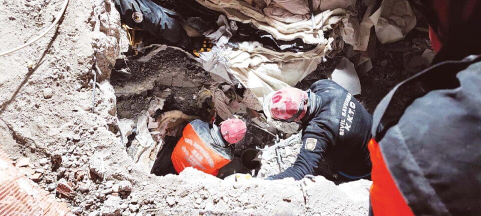 feature-esra-Rescuers-in-the-rubble-of-the-Isias-hotel-960x432.jpg