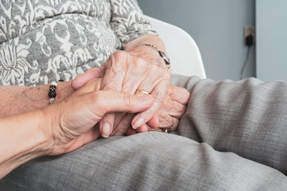 hands-4344711_1280-960x640.jpg