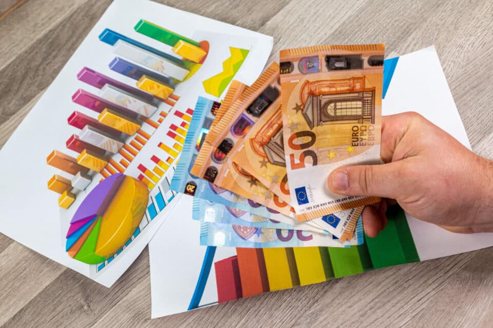 man-hand-holding-50-euro-money-and-statistics-2023-11-27-05-34-05-utc-960x639.jpg