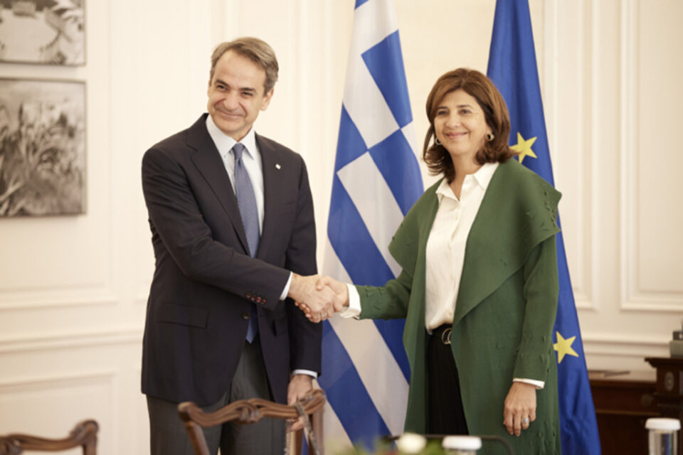 maria-angela-holguin-cuellar-and-mitsotakis-1-960x640.jpg