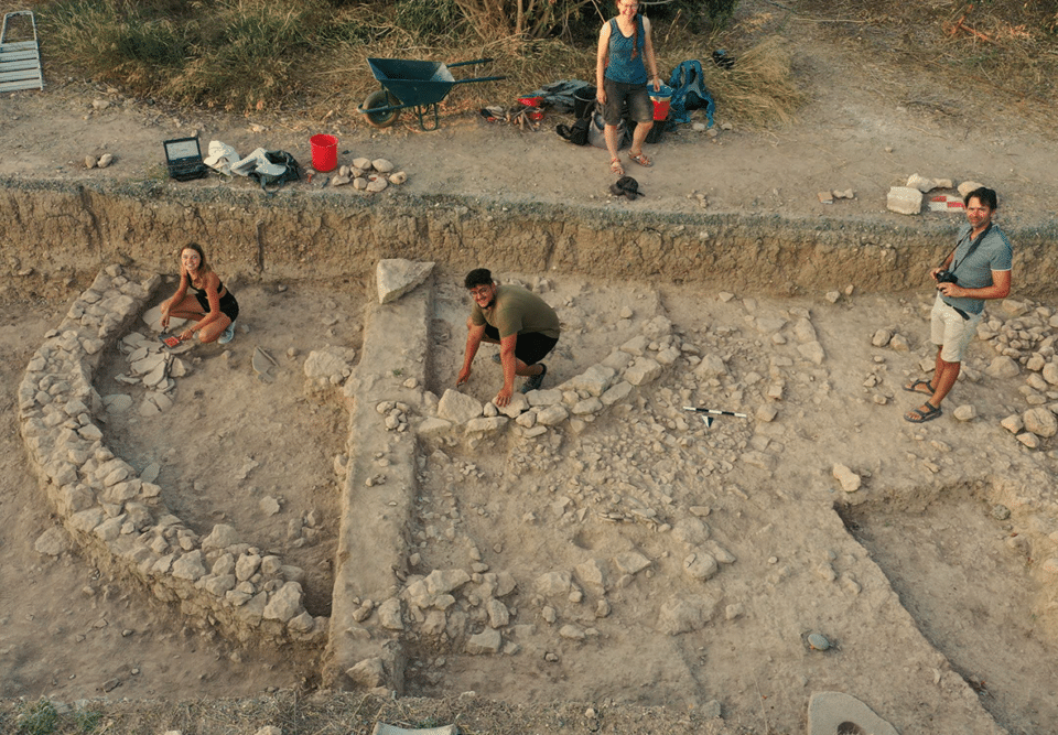 Palloures_students_and_staf_at_the-_excavation_2023_2-960x667.png