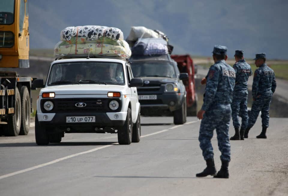 Refugees-from-Nagorno-Karabakh-region-arrive-in-the-border-village-of-Kornidzor-Armenia-960x654.jpg