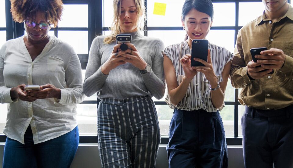 Smartphones-have-become-our-standard-distraction-while-waiting-in-line-960x551.jpg