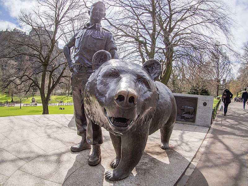 TV-col2-A-statue-of-the-bear-in-Edingburgh.jpg
