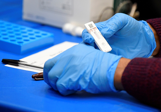 2021-10-06T180931Z_1864568535_RC2I4Q9G1JCM_RTRMADP_3_HEALTH-CORONAVIRUS-BRITAIN-TESTING.jpg