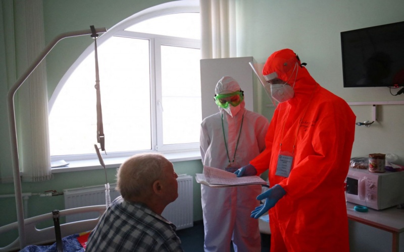 2022-01-26T153129Z_1408708323_RC2W6S9QJICR_RTRMADP_5_HEALTH-CORONAVIRUS-RUSSIA-OMICRON-1024x71...jpg