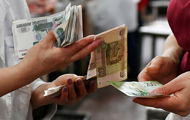 2022-01-31T090352Z_1891340202_RC29AS94I7H1_RTRMADP_3_RUSSIA-MARKETS.jpg