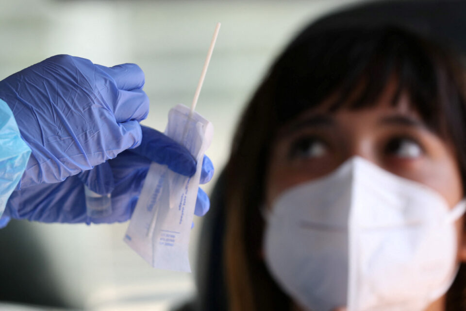 2022-01-31T172510Z_87162934_RC2GAS9EEE2X_RTRMADP_3_HEALTH-CORONAVIRUS-CHILE-960x640.jpg
