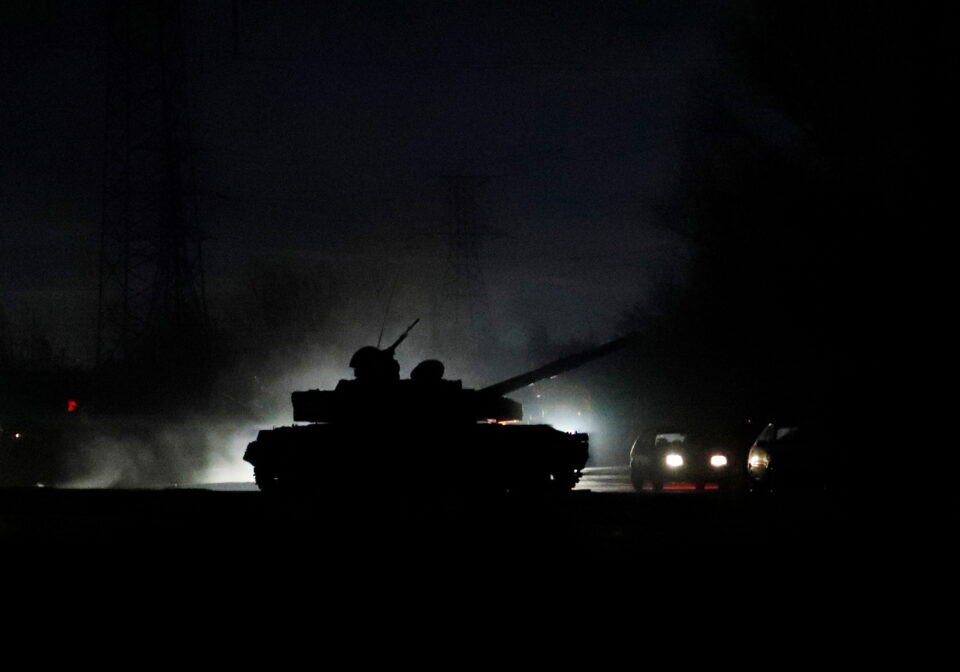 2022-02-22T064259Z_1788944394_RC2NOS9E3001_RTRMADP_3_UKRAINE-CRISIS-DONETSK-TANKS-960x672.jpg