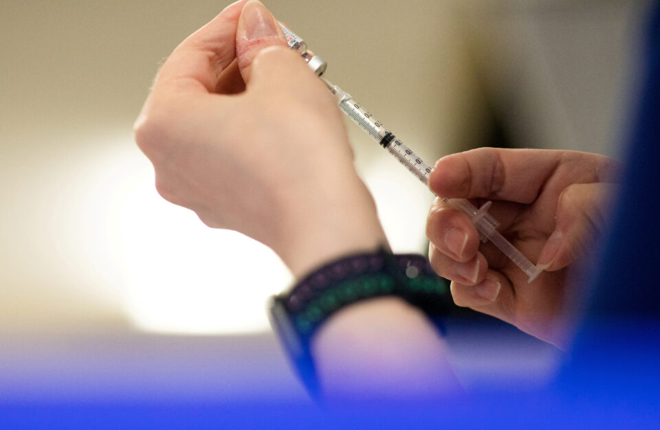 2022-09-01T215222Z_1990003999_RC27JT9QYKIP_RTRMADP_3_HEALTH-CORONAVIRUS-USA-VACCINES-1-960x626.jpg