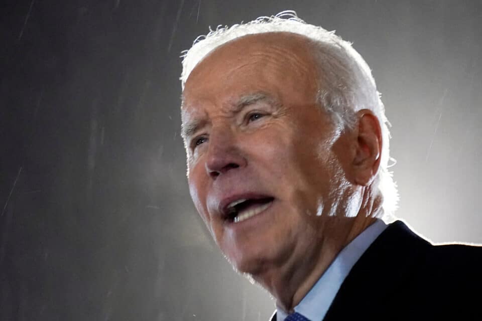 2023-04-18T211646Z_840005156_RC2SE0AJW7SZ_RTRMADP_3_USA-BIDEN-APPROVAL-960x640.jpg