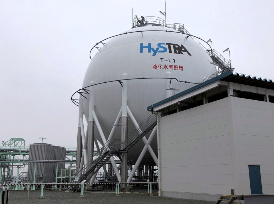 a-liquefied-hydrogen-storage-tank-in-Kobe-Japan-960x716.jpg