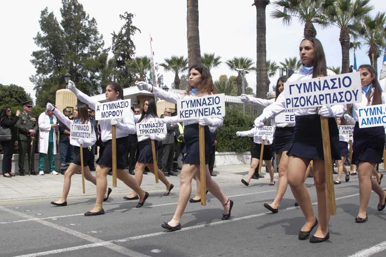 comment-hermes-Girl-marchers-carry-signs-for-schools-in-the-occupied-areas-during-the-parade-t...jpg