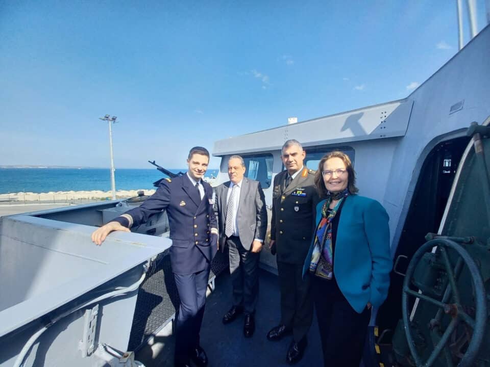 Defence-Minister-Palmas-Visit-to-the-French-Frigate-in-Larnaca-960x720.jpg
