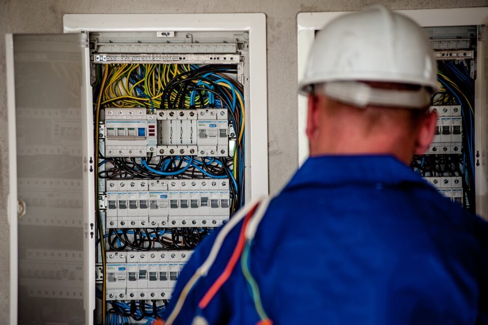 electrician-2755682_1280-960x639.jpg