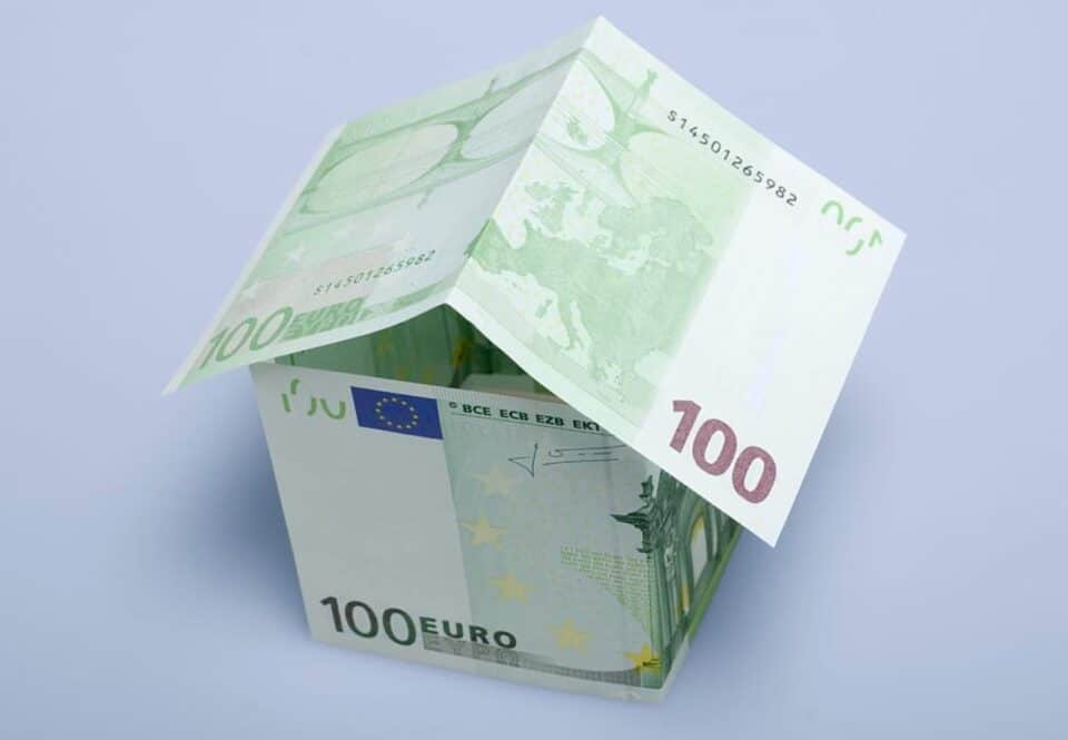 euro-note-cash-house-loan-banking-foreclosure-foreclosures-syprodat-NPL-NPE-banks-bank-960x665.jpg