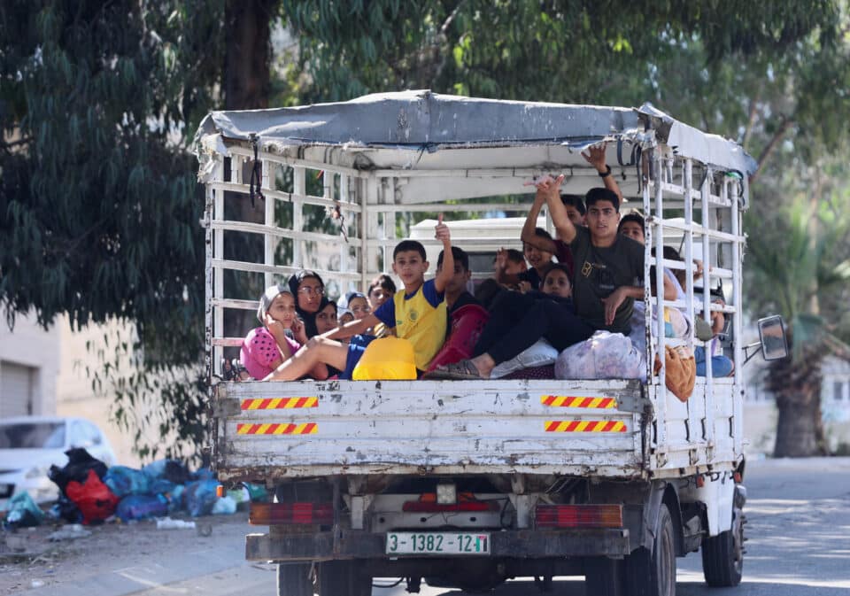 feautre-andria-Palestinians-flee-their-houses-heading-toward-the-southern-part-of-Gaza-Strip-9...jpg