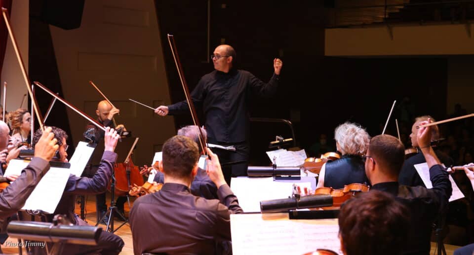 FRANCIS-GUY-CONDUCTING-THE-CYPRUS-SYMPHONY-ORCHESTRA-960x517.jpg