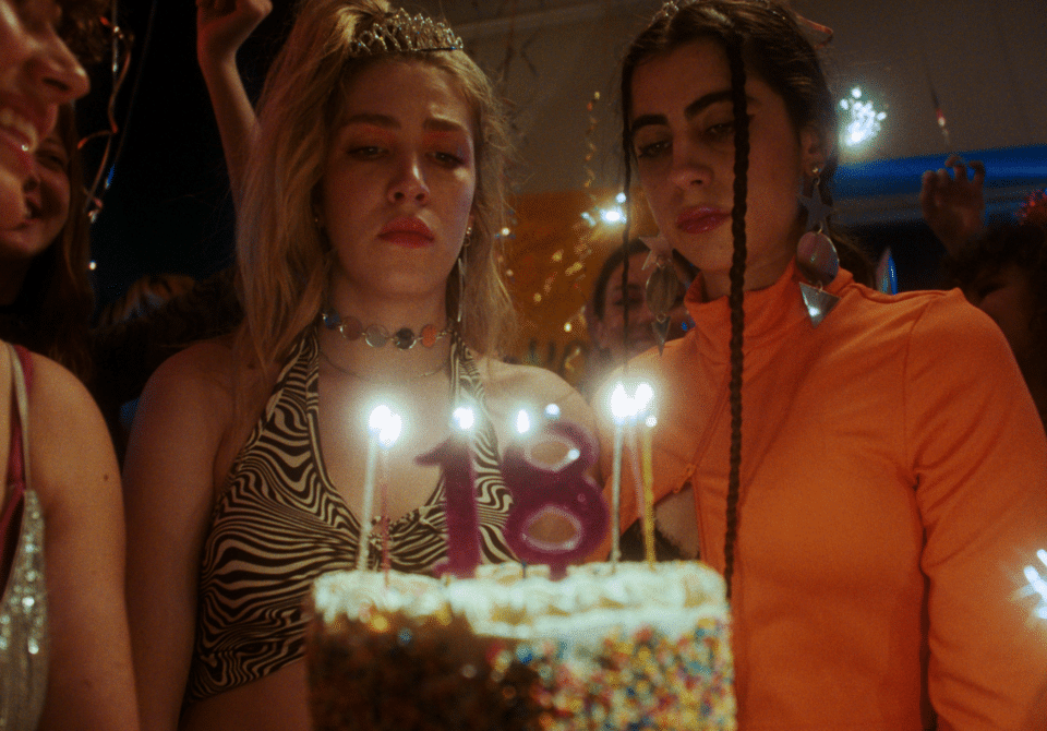 Good-Girls-Club-A-Virginity-Odyssey-Λήδα-Βαρτζιώτη-Δημήτρης-Τσακαλέας-960x670.png